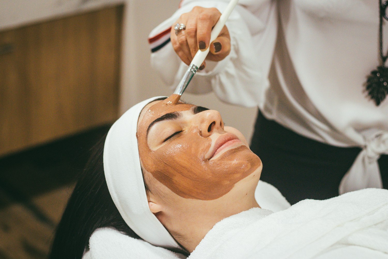 Mujer disfrutando un tratamiento facial relajante en Mónaco Salón de Imagen